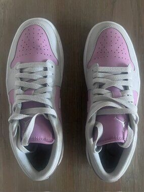 WOMEN'S AIR JORDAN 1 LOW ORCHID WHITE NEUTRAL GREY SIZE 9